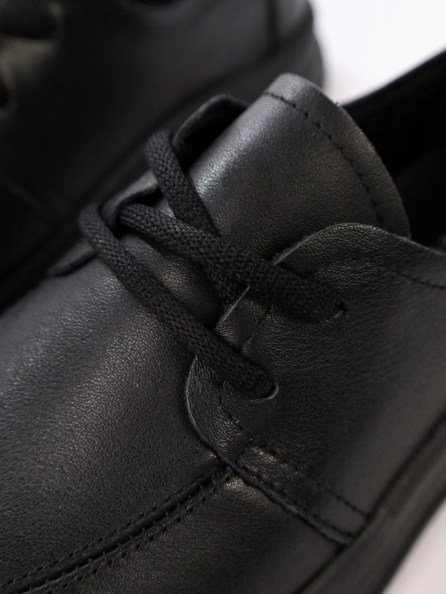 Туфли черного цвета из натуральной кожи на низкой подошве